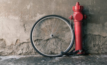 Fahrrad wurde geklaut und nur noch der Reifen steht angeschlossen am roten Hydranten