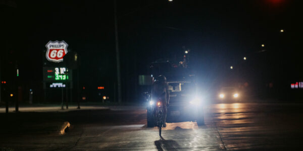 Lukas Kaufmann beim Radfahren in der Nacht in einer Stadt