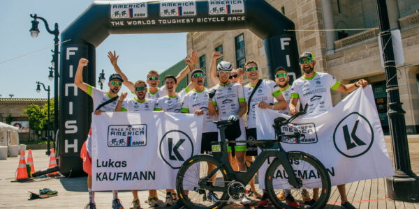 Lukas Kaufmann mit Freunden vor dem Ziel des RAAM