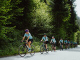 Frauen beim gemeinsamen Radfahren