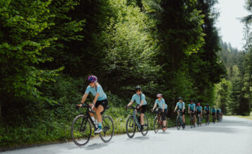 Frauen beim gemeinsamen Radfahren