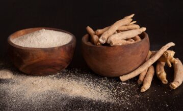 Ashwagandha Wurzel und Pulver in einer Schale