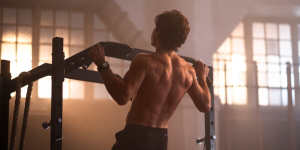 Mann mit fenix 8 am Handgelenk beim Krafttraining