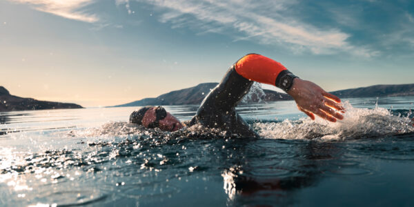 Mann mit der Garmin fenix 8 am Handgelenk beim Schwimmen