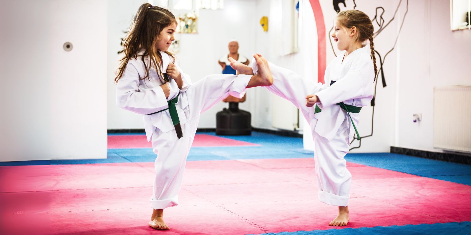 Zwei Mädchen beim Taekwondo Training