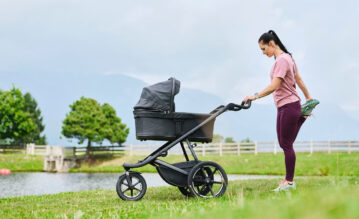 Anna Veith macht draußen Sport mit Kinderwagen