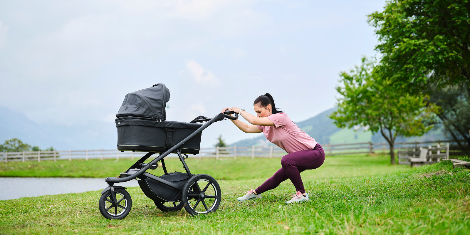 Anna Veith macht draußen Sport mit dem Kinderwagen