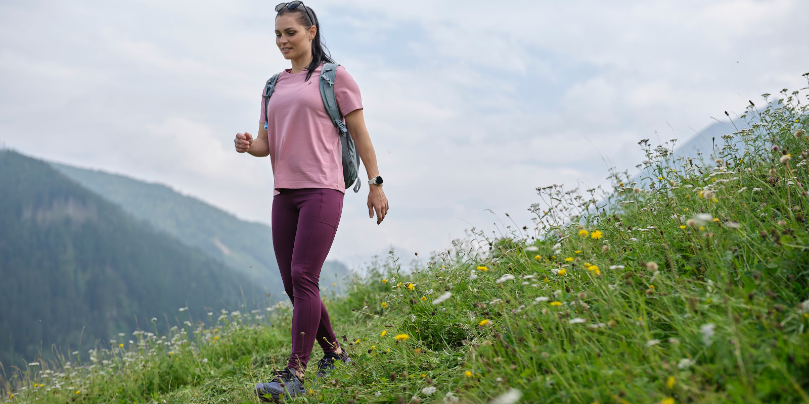 Anna Veith beim Wandern in der Natur