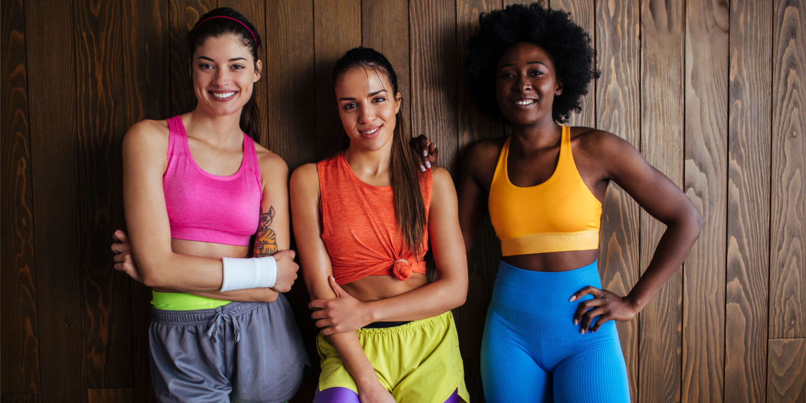 Frauen in bunter Sportbekleidung