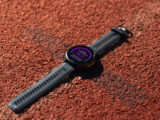 Forerunner 970 von Garmin auf einer Tartanbahn liegend mit der Anzeige der Running Tolerance auf dem Display