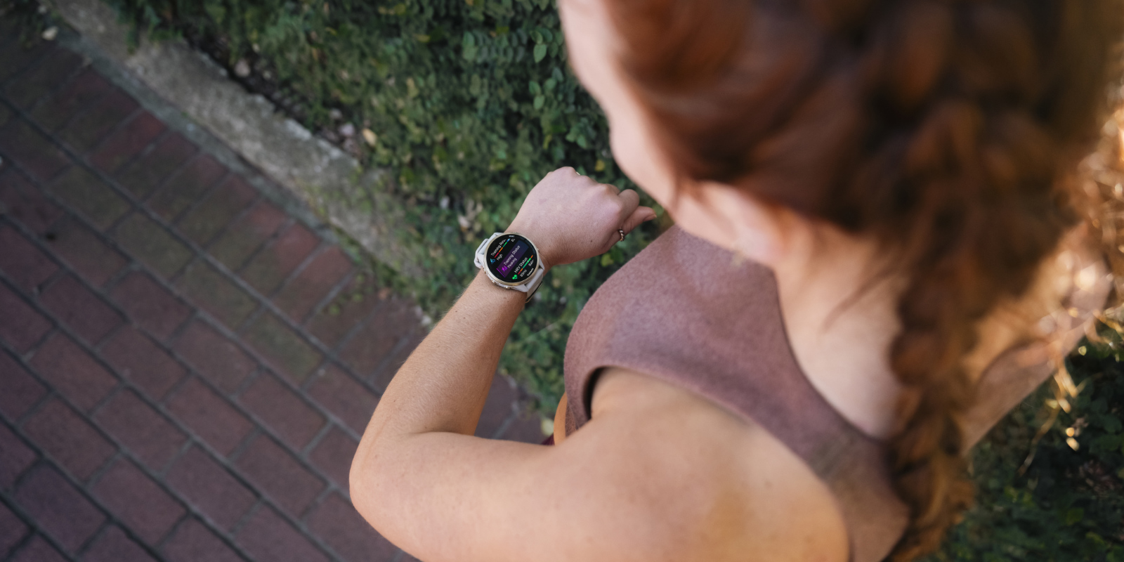 Frau schaut auf ihren Forerunner 970 von Garmin