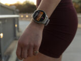 Eine Frau in Sportbekleidung trägt den neuen Forerunner 970 von Garmin am Handgelenk, auf der das Schwellentraining zu sehen ist.