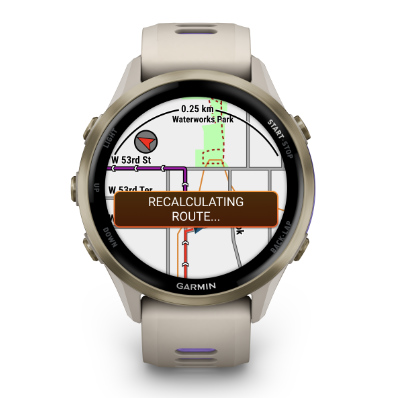 Garmin Forerunner 970 in french gray mit der Routenfunktion auf dem Display