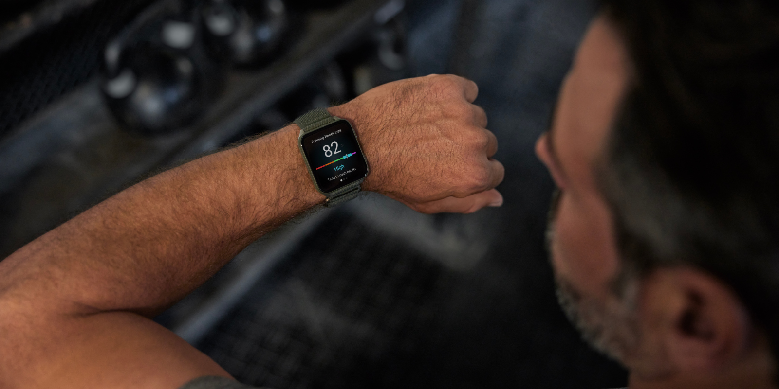 Mann sieht sich die Trainingsbereitschaft auf seiner Garmin Venu X1 am Handgelenk an
