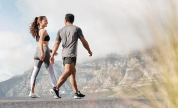 Junges Paar beim Intervall-Walking-Training