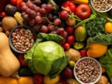 Obst und Gemüsesorten liegen nebeneinander.
