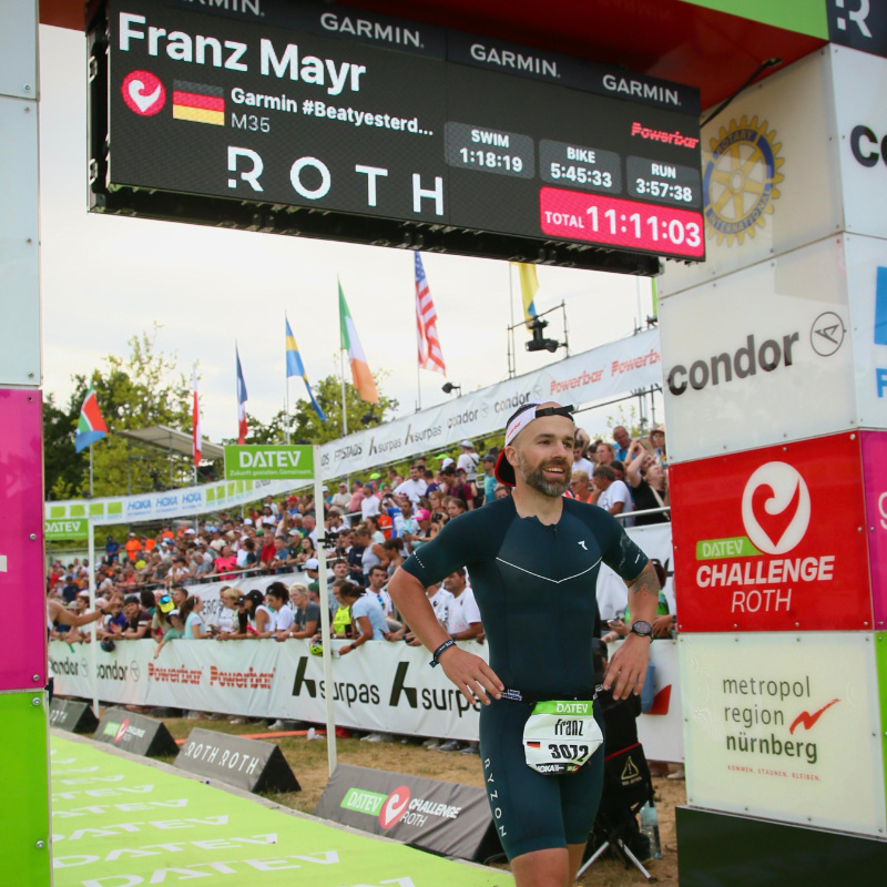 Franz Mayr beim Zieleinlauf beim Challenge Roth