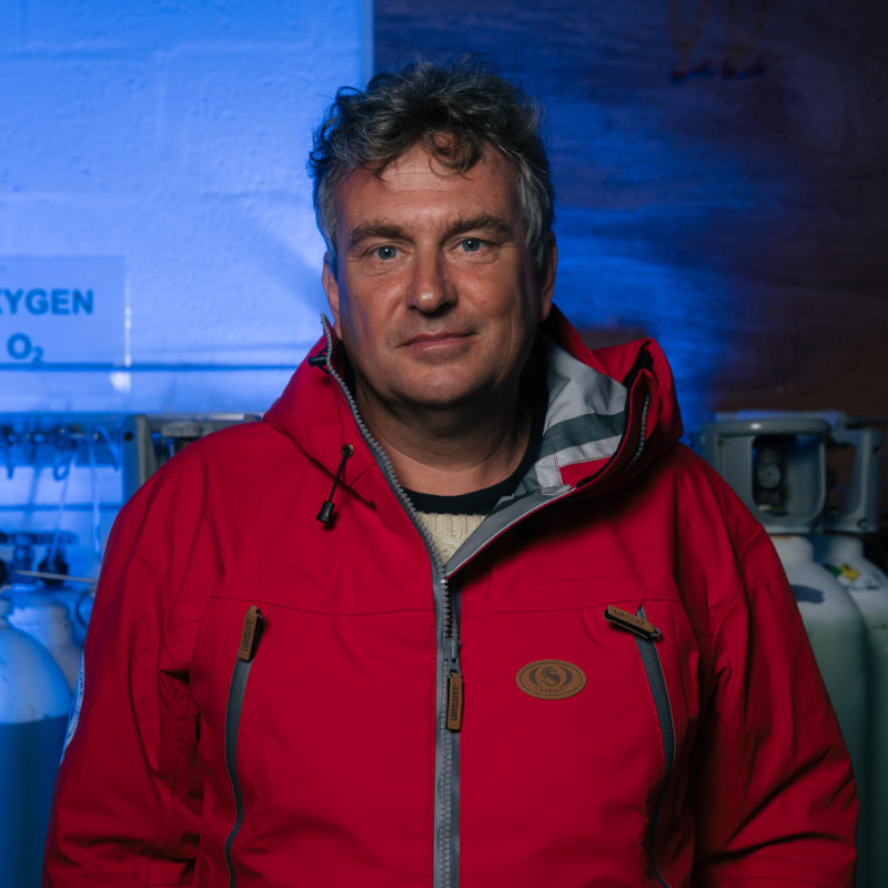 Dr. Steffen G. Scholz in roter Jacke