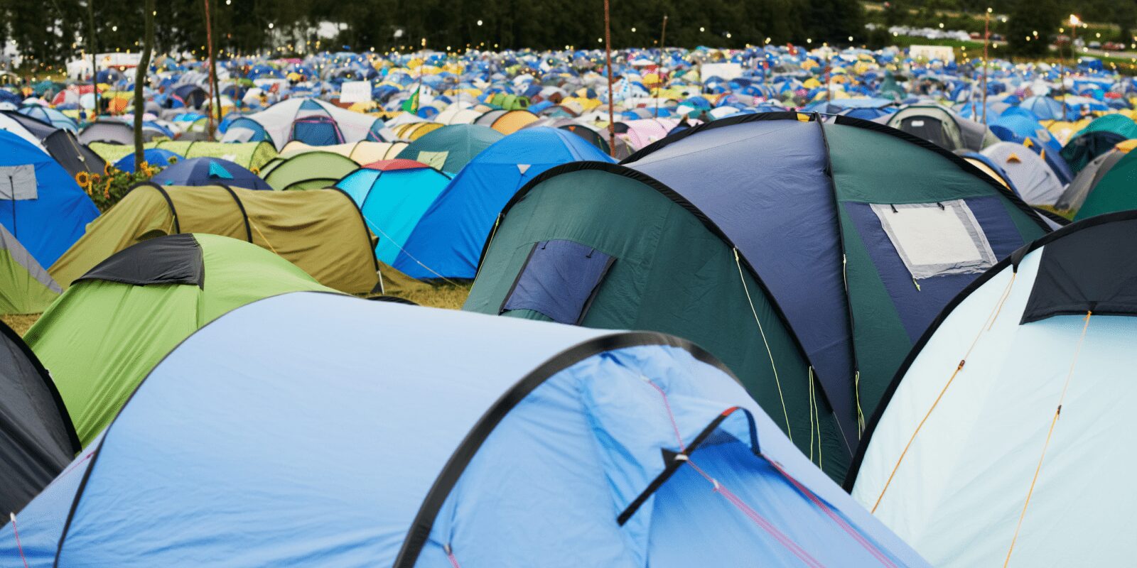 Ein Campingplatz vollgestellt mit Zelten.