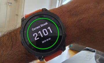 Guy Almog zeigt deine Garmin fenix Smartwatch, auf der ein Streak von 2101 zu sehen ist
