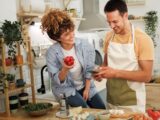 Frau und Mann kochen zusammenn
