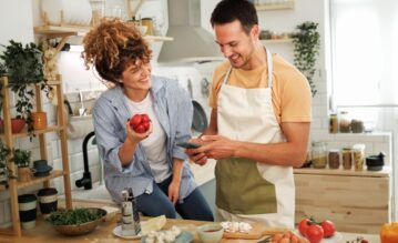 Frau und Mann kochen zusammenn