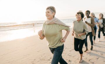 Frauen sind am Strand aktiv und laufen durch den Sand.