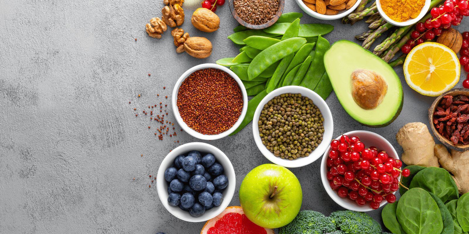 Frische natürliche Zutaten liegen drapiert auf einem Tisch.