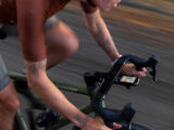 Radfahrerin fährt auf ihrem Bike mit einem Garmin Edge 850 am Lenkrad.