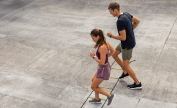 Frau und Mann mit Garmin vivoactive 6 am Handgelenk beim Lauftraining