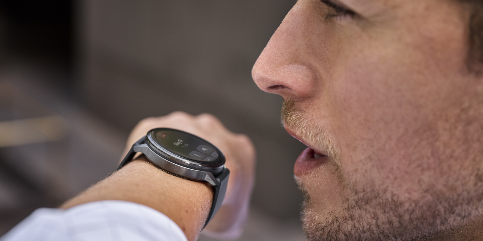 Mann telefoniert über seine Garmin Venu 4 am Handgelenk