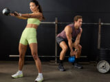 Frau und Mann mit Garmin Venu 4 am Handgelenk beim Kraftsport