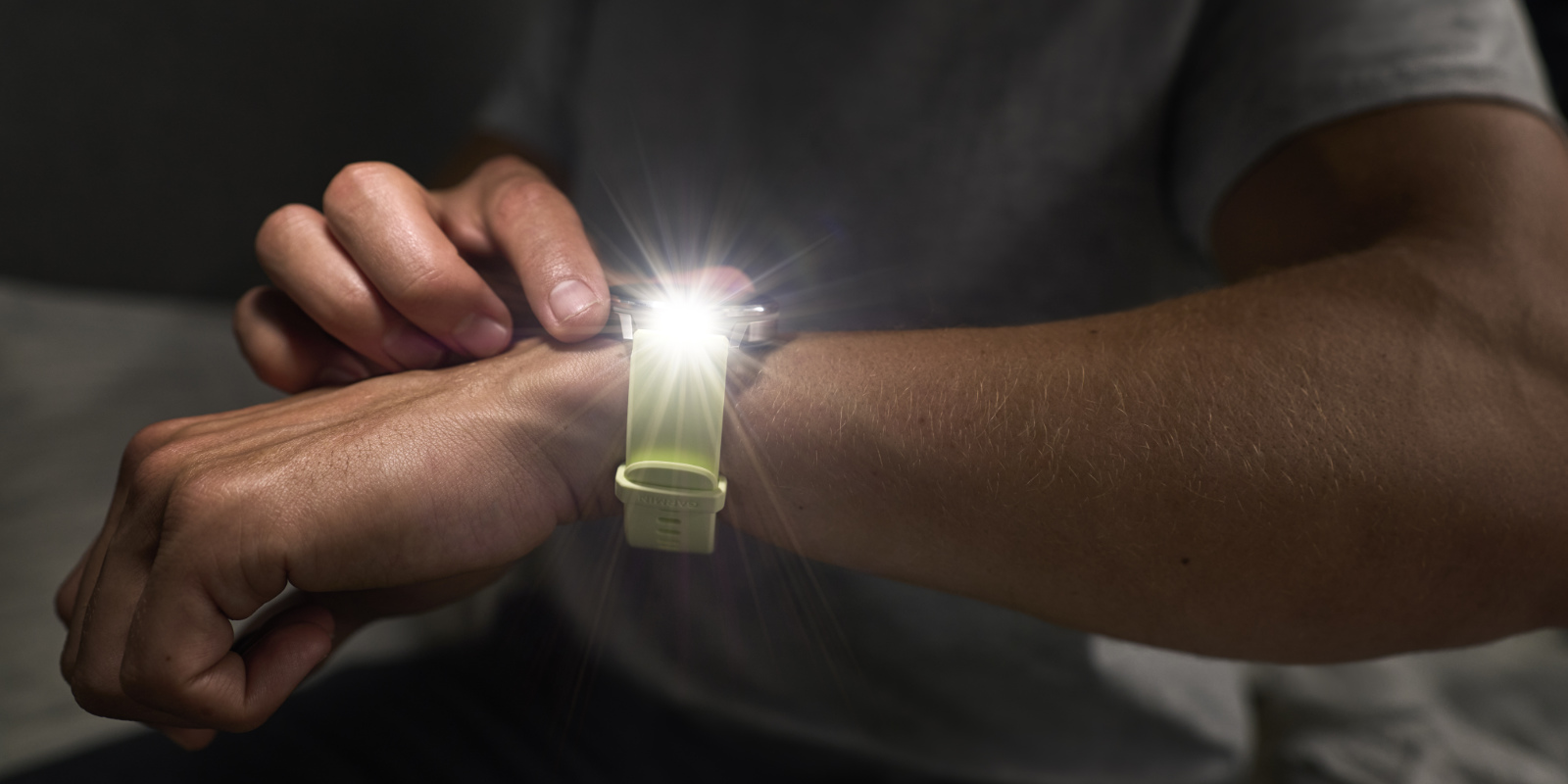 Mann nutzt die Taschenlampe auf seiner Garmin Venu 4
