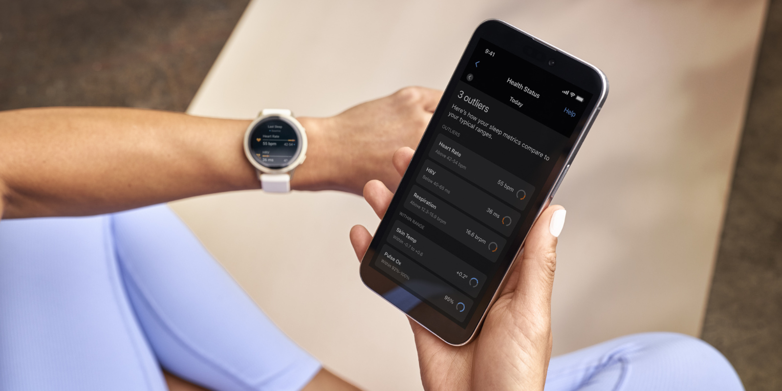 Frau gibt Lifestyle Loggings in Garmin Connect ein und trägt eine Garmin Venu 4 am Handgelenk