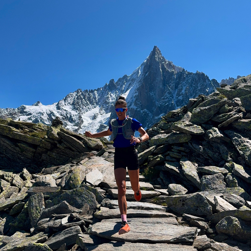 Katja Tegler läuft eine Steintreppe am Berg hinunter