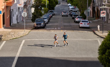 Frau und Mann laufen in der Stadt