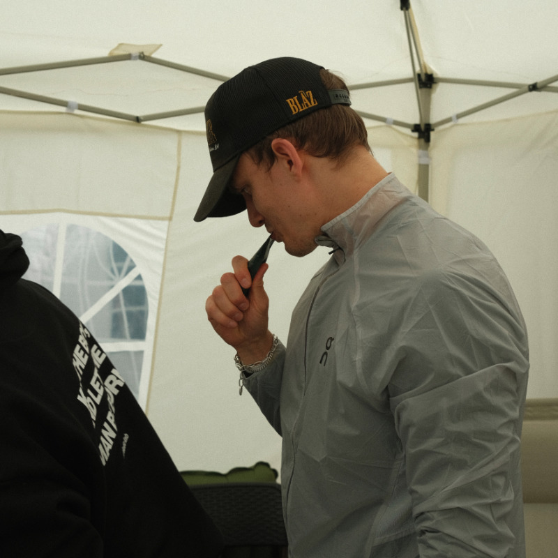 Nico Rauchenwald isst ein Energie-Gel beim Last Soul Ultra