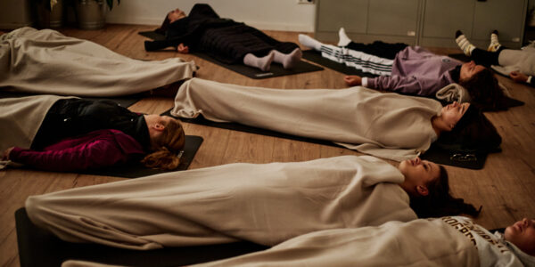 Teilnehmerinnen beim Meditieren beim Rethink Event von Garmin in Leipzig