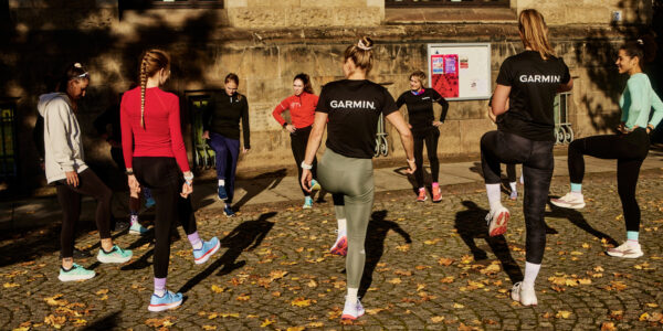 Läuferinnen beim Stretching beim Rethink Event von Garmin in Leipzig