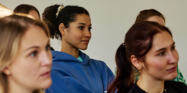 Teilnehmerinnen lauschen dem Vortrag beim beim Rethink Event von Garmin in Leipzig