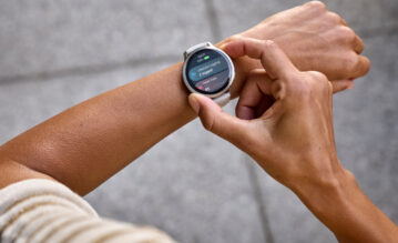 Frau benutzt das Lifestyle Logging auf ihrer Garmin Venu 4